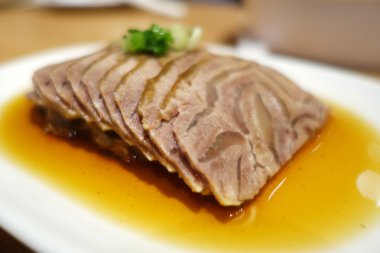 Domuz etli bir plaka üzerinde