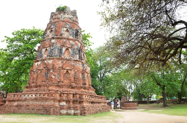 Les touristes visitent le vieux temple de la province d'Ayutthaya — Photo