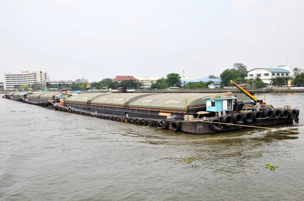 Remorqueur traîne chaland de sable sur la rivière Chao Phraya — Photo