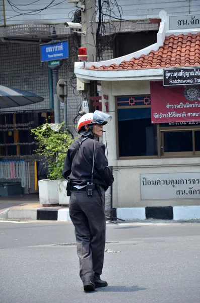 Polícia de trânsito dá direção ao tráfego na estrada — Fotografia de Stock