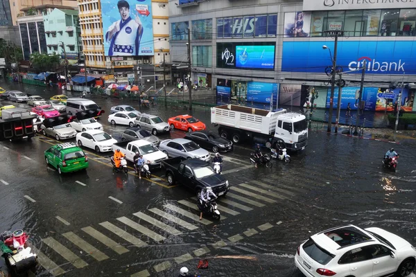 Tunga skyfall översvämningar Bangkok — Stockfoto