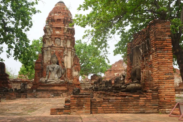 Ancienne statue de Bouddha à Wat Yai Chaimongkol — Photo