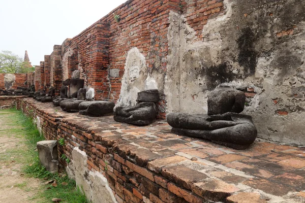 Ancienne statue de Bouddha à Wat Yai Chaimongkol — Photo