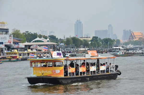 Les touristes sur le bateau pour visiter le long de la rivière Chao Phraya — Photo