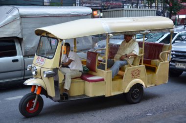 Tuk-tuk moto taksi Bangkok Chinatown alanında sokakta