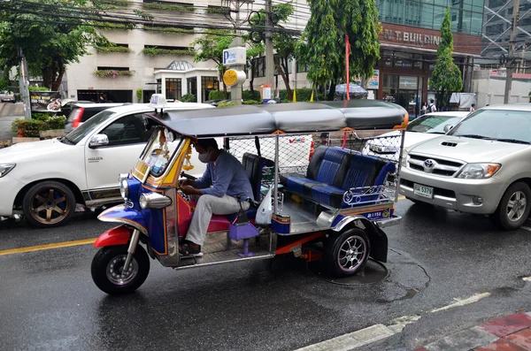 Tuk-tuk moto taksówki na ulicy w dzielnicy Chinatown w Bangkoku — Zdjęcie stockowe