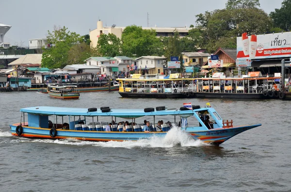 Turisterne får på båd for sightseeing langs Chao Phraya River - Stock-foto