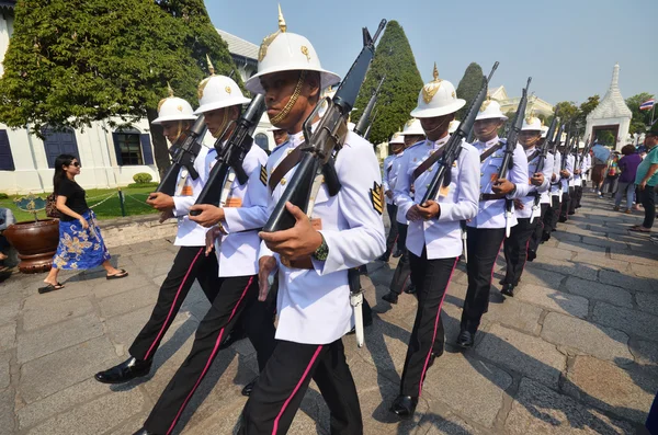 Gwardia królów maszerujących w Grand Royal Palace w Bangkoku — Zdjęcie stockowe