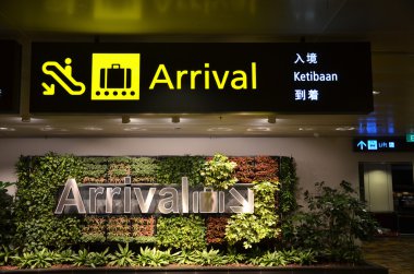 Singapur Changi Havaalanı yön işareti.