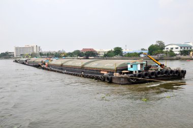 Bangkok Chao Phraya Nehri üzerinde tekne sürükler kum mavna römorkör