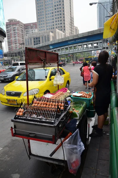 Un vendedor ambulante no identificado cocina en un restaurante al lado de la carretera en — Foto de Stock