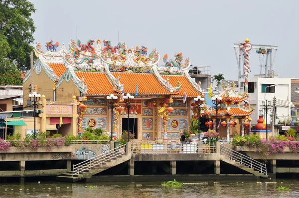 Temple chinois traditionnel sur le remblai de la rivière Chao Phraya — Photo