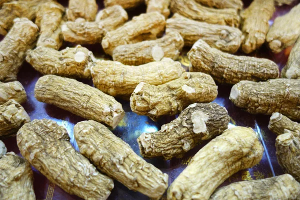 Корінь Ginseng на ринку для продажу — стокове фото