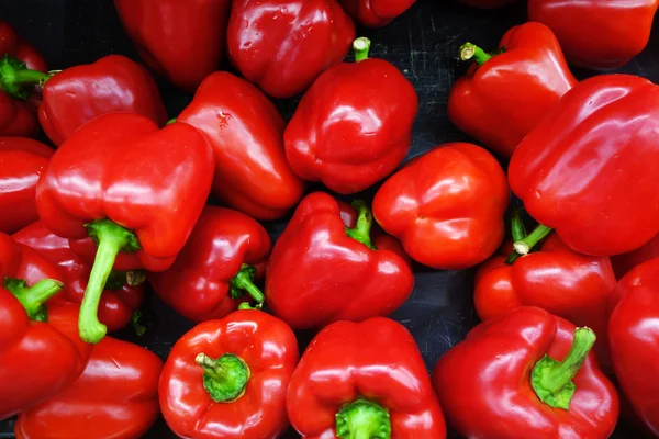 Red bell peppers at a farmers market — Stock Fotó