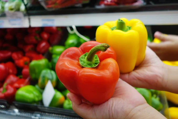 Exhibición colorida de los pimientos en un mercado de agricultores — Foto de Stock