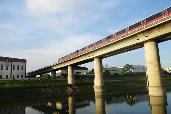 Kitle hızlı tren (Mrt) yolda seyahat Singapur — Stok fotoğraf