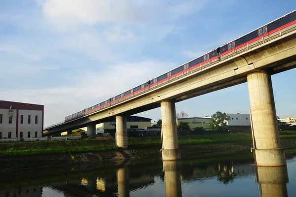 Kitle hızlı tren (Mrt) yolda seyahat Singapur — Stok fotoğraf