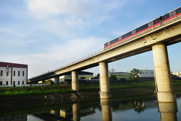 Kitle hızlı tren (Mrt) yolda seyahat Singapur — Stok fotoğraf