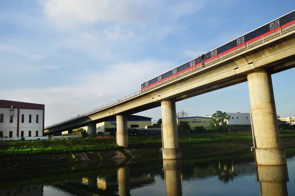 Kitle hızlı tren (Mrt) yolda seyahat Singapur — Stok fotoğraf