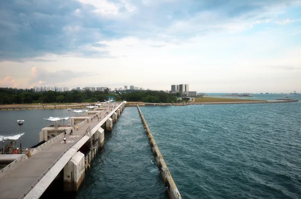 Menschen auf der Brücke der Marina-Staumauer — Stockfoto