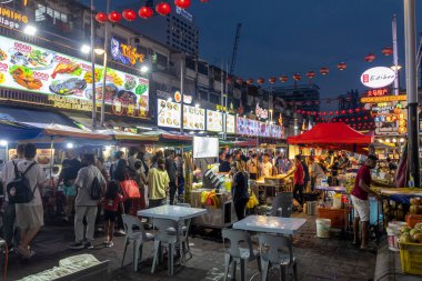 Kuala Lumpur, Malezya-14 Ağustos 2025: Kuala Lumpur 'daki Jalan Alor gece pazarına kalabalık ziyaretleri. Gece pazarındaki tezgahlar 16: 30 'da kurulmaya başlar ve gece yarısı gibi kapanır..