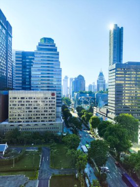 Singapur - 2 Ekim 2025: Singapur Orchard Yolu boyunca Skyline. Orchard Road, Singapur 'un ünlü alışveriş merkezleri, mağazaları, lüks otelleri ve restoranları olan perakende kalbidir..