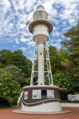 Singapur - 30 Ekim 2025 Fort Canning Hill, Singapur 'daki deniz feneri. Gemilerin yön bulmasına yardım etmek için kullanılmış. 1958 'de faaliyetlerini durdurdu ve şimdi tarihi bir sembol.
