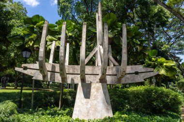 Singapur - 30 Ekim 2025: Fort Canning Park 'ta Fredesvinda heykeli. ASEAN Heykel Bahçesi 'nin bir parçası olarak Filipinli heykeltıraş tarafından güçlendirilmiş beton bir tekne.
