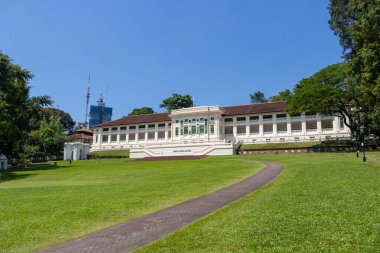 Singapur - 30 Ekim 2025: mavi gökyüzü ile Fort Canning Center manzaralı. Fort Canning Center 'da bir miras müzesi, galeriler ve sergiler yer alıyor.