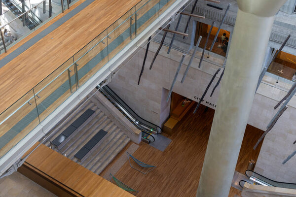 Сингапур - 30 октября 2025 года: Соединение моста внутри Национальной галереи Сингапура. Национальная галерея является государственным учреждением и национальным музеем, посвященным искусству и культуре.