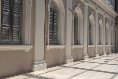 Singapur Ulusal Müzesi içindeki yapıların ve dekorasyonların görüntüsü.