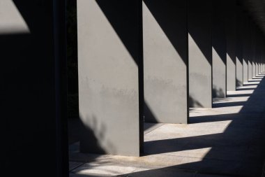 Sütunun üzerindeki güneş ışığı ve siyah gölgeler güzel bir desen oluşturur.