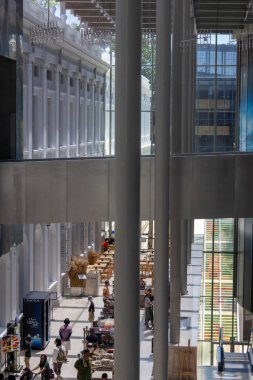 Singapur - 30 Ekim 2025: Singapur Ulusal Müzesi içindeki yapı ve dekorasyonların görüntüsü.