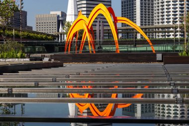 Singapur - 30 Ekim 2025: Tapınak, Singapur Ulusal Galerisi 'nde bulunan Vietnamlı-Amerikalı sanatçının yeni bir komisyonu.