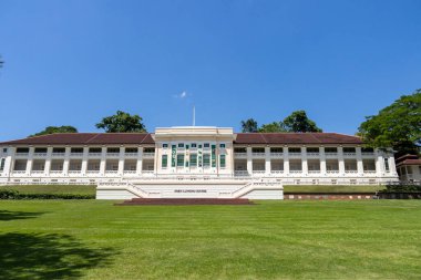 Singapur - 30 Ekim 2025: mavi gökyüzü ile Fort Canning Center manzaralı. Fort Canning Center 'da bir miras müzesi, galeriler ve sergiler yer alıyor.