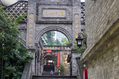 Chongqing, China- 8 Kasım 2025: Chongqing, Çin 'deki Longmenhao Old Street' in mimarisi. Chongqing kentinin en iyi korunmuş ve en büyük tarihi ve kültürel caddelerinden biridir.