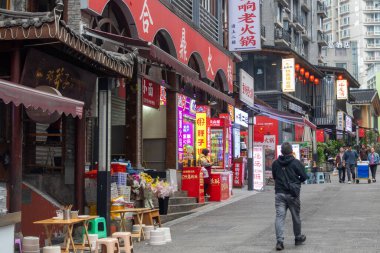 Chongqing, China- 2 Kasım 2025: yerel yiyeceklerin satıldığı Chongqing caddesi manzarası. Chongqing yemekleri baharatlı ve duygusuz yemekleriyle bilinir.