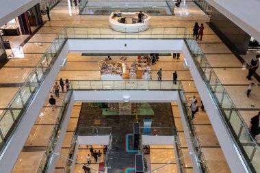 Chongqing, China- 2 Kasım 2025: Raffles City Chongqing, Çin 'deki alışveriş merkezinin iç görünümü. Raffles City Chongqing, Chaotianmen nehir kıyısında bir mimari ve mühendislik harikasıdır.