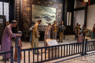 Chongqing, China- 3 Kasım 2025: Çin 'deki Huguang Guild Hall' da eski yaşam tarzını benimsemek için heykeller. Huguang Birliği Salonu tarihi bir mimari komplekstir.