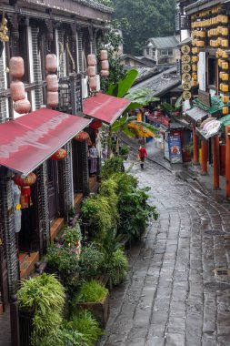 Chongqing, China- 11 Kasım 2025: Çin 'in Chongqing şehrinde Ciqikou veya Porselen Limanı manzarası. Sergide Ming-Qing mimarisi, Baol Tapınağı ve tarihi bir limana sahip antik sokaklar yer alıyor.