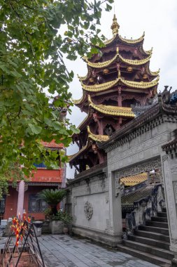 Chongqing, Çin - 11 Kasım 2025: Çin 'in Chongqing kentindeki Ciqikou Baol Tapınağı' nın güzel mimarisi. Büyük mimarisi ve kutsal Buda heykelleriyle bilinen tarihi bir Budist tapınağıdır.