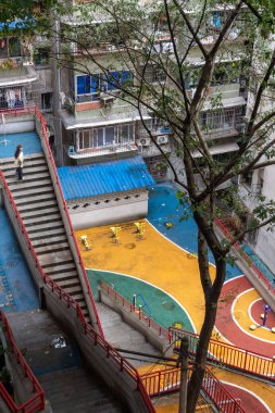 Chongqing, China- 11 Kasım 2025: Çin, Chongqing 'deki Linhua Road Residential Complex manzarası. En otantik Chongqing yerleşim yeridir. Karmaşık ve renkli yolları ile ünlüdür.