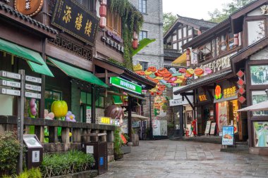 Chongqing, China- 11 Kasım 2025: Çin 'in Chongqing şehrinde Ciqikou veya Porselen Limanı manzarası. Sergide Ming-Qing mimarisi, Baol Tapınağı ve tarihi bir limana sahip antik sokaklar yer alıyor.