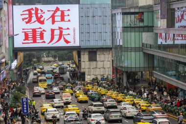 Chongqing, China- 9 Kasım 2025: Çin 'in Chongqing kentindeki Guanyinqiao Pedestrian Caddesi' nde turistlerin Hello Chongqing fotoğrafını çektiği ünlü fotoğraf mekanı. Yoğun trafik varken