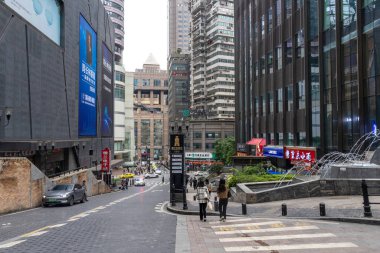 Chongqing, Çin - 11 Kasım 2025: Çin 'deki Chongqing şehrinin CDB bölgesinin görüntüsü. Coşkulu gece hayatı, alışverişi ve yemegi ile tanınır ve tarihi bir anıttır.. 
