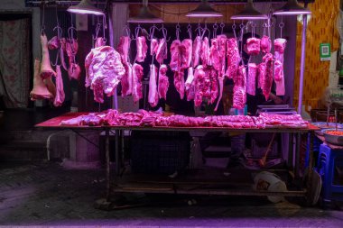 Chongqing, China- 2 Kasım 2025: Çin 'de domuz eti satılan kasap tezgahı. Çin 'deki en çok tüketilen et olduğu için Chongqing' de yerel sulak pazarlarda domuz eti yaygın olarak bulunur..