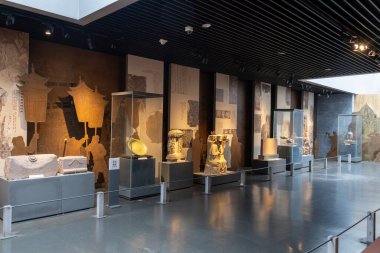 Dazu, Çin - 6 Kasım 2025: Çin 'in Chongqing kentindeki Dazu Taş Oyma Müzesi' nde antik taş koleksiyonu yapmak için can atıyor. Müze çok sayıda değerli taş oyma kültürel kalıntılara ev sahipliği yapıyor.