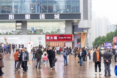 Chongqing, China- 9 Kasım 2025: Chongqing, Çin 'deki Guanyinqiao Pedestrian Caddesi manzarası. Uluslararası markaları, moda mağazaları ve karakteristik atıştırmalıkları olan müreffeh bir ticaret alanıdır.