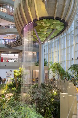 Chongqing, China- 9 Kasım 2025: Yüzük Alışveriş Parkı içinde Botanik Bahçesi, Chongqing Ring Mall olarak da bilinir. Ring çığır açan bir ekolojik perakende satış noktası.