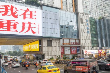 Chongqing, China- 9 Kasım 2025: Çin 'in Chongqing kentindeki Guanyinqiao Pedestrian Caddesi' nde turistlerin Hello Chongqing fotoğrafını çektiği ünlü fotoğraf mekanı. Yoğun trafik varken